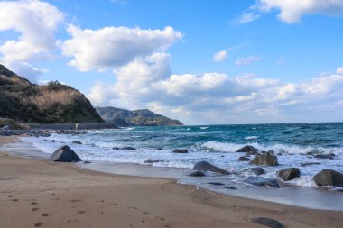 Rüzgarlı bir günde Kıyı kayalarına çarpan dalgalar