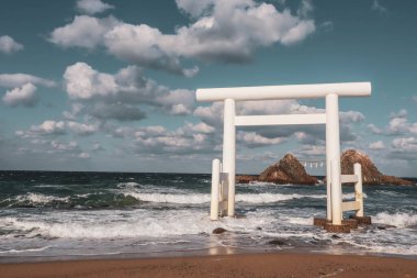Deniz kenarındaki Kutsal Tapınak Kapısı Nikahlı Kayalar, Fukuoka Japonya