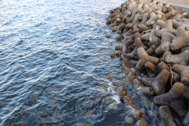 Kibar Dalgalar ve Ufuk Görünümü ile Kıyıdaki Tetrapodların Kırık Suyu 'nu Seawall