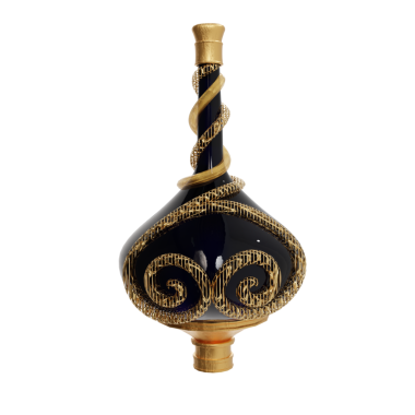 Şeffaf arkaplanda izole edilmiş altın detaylarla hazırlanmış 3 boyutlu iksir şişesi.