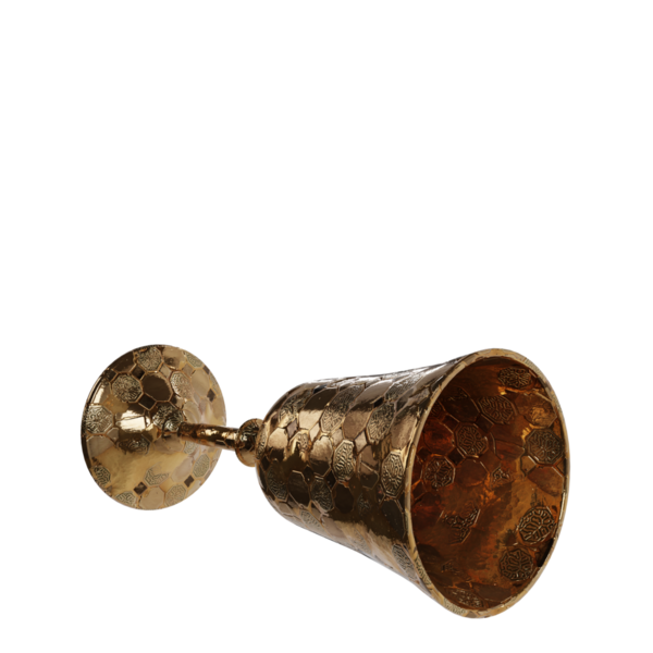 Şeffaf arkaplanda izole edilmiş 3 boyutlu altın kadehler.