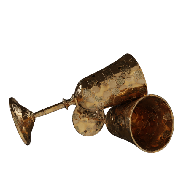 Şeffaf arkaplanda izole edilmiş 3D altın kadehler