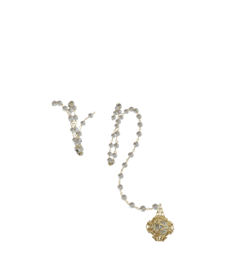 3D işlemeli, gotik gümüş kolyeli, şeffaf arkaplanda izole edilmiş.