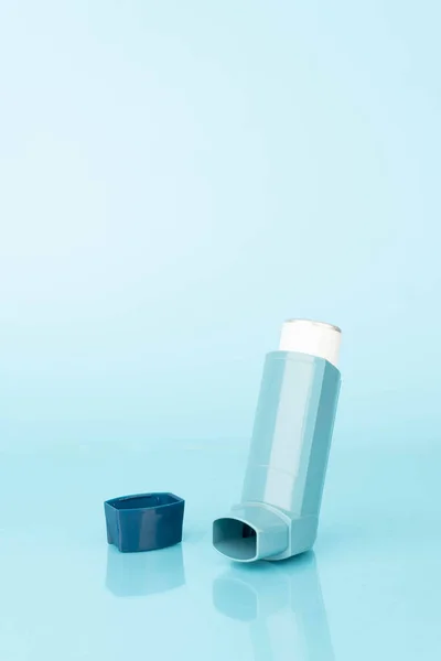 Inhalador Asma Con Reflexión Sobre Fondo Azul Producto Farmacéutico Contiene —  Fotos de Stock