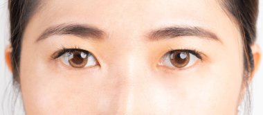 Beyaz arka planda Asyalı güzel kadınların gözlerini kapat. Göz sağlığı konsepti.