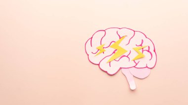 Beyin anatomisi şimşek çakmalarıyla krema arkaplanında form kağıdı oluşturdu. Baş ağrısı, stres, duygusal yorgunluk, depresyon, öfke ve endişe duyguları için yaratıcı bir fikir.