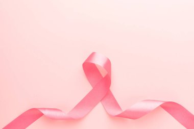Ekim pankartıyla Göğüs Kanseri Farkındalığı Ayı. Pembe kurdele farkındalık sembolü. Pembe arka plandaki göğüs kanseri hastasını desteklemek için. Kadın sağlığı ve sağlık hizmetleri.