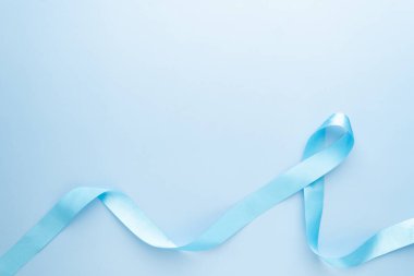 Kasım ayında erkek sağlığı ve prostat kanseri bilinçlendirme kampanyası. Gökyüzü mavi arka planda açık mavi kurdele farkındalığı. Kanserle yaşayan insanları destekleyen sembol. Boşluğu kopyala.