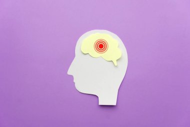 Mor arka planda acı veren kırmızı daire şeklinde beyni olan insan kafası. Baş ağrısı, felç, migren, epilepsi, menenjit, beyin tümörü ve bunama kavramı. Ruh Sağlığı.