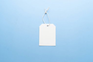 Açık mavi arkaplanda dizgisi olan boş etiket. Tasarım için hazırlan.