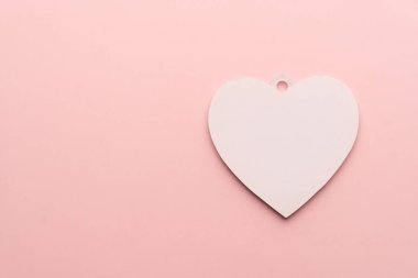 Pembe arka planda kalp şeklinde boş etiket. Tasarım için hazırlan.