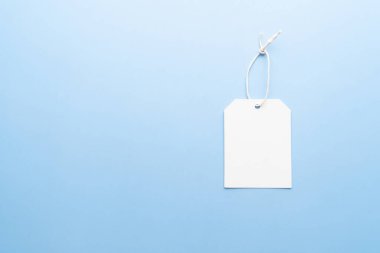 Açık mavi arkaplanda dizgisi olan boş etiket. Tasarım için hazırlan.