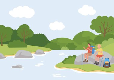 İlkbahar etkinlikleri, arka planda yürüyüş yapan iki yürüyüşçü, akan bir nehrin kenarında, mavi gökyüzünün altındaki yeşil ormanlarla çevrili bir kayanın üzerinde dinleniyor..