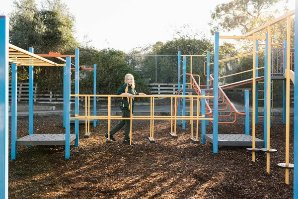 Una Niña Primaria Australiana Jugando Patio Recreo Patio Escuela — Foto de Stock