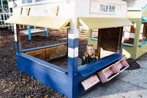 Una Chica Primaria Australiana Jugando Una Tienda Mentira Patio Escuela — Foto de Stock