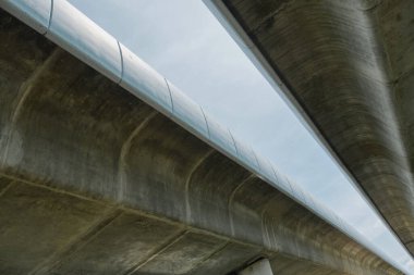 Yükseltilmiş yolun altından görüntüle