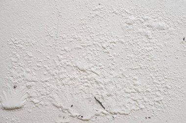 Beton duvardaki boyayı soyuyordum. Eski çimento yüzeyi.