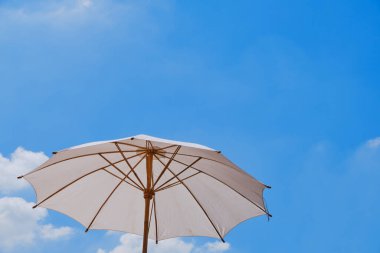 Mavi gökyüzü arkaplanlı şemsiye