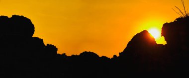 Gün batımında dağ silueti