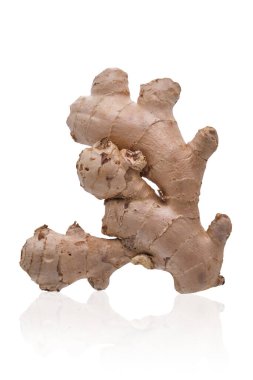 Beyaz arka plan üzerinde izole zencefil. Kırpma yolu.