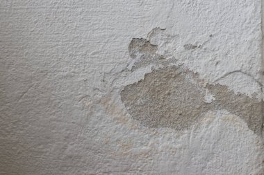 Duvarın arkası beton. Eski çimento dokusu çatlamış, beyaz, gri eski duvar kağıdı soyut grunge arkaplan