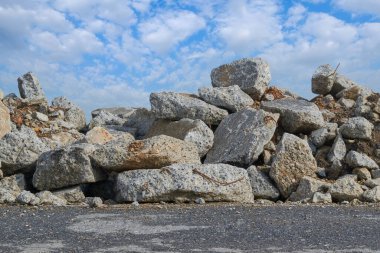 Doğada yıkılmış molozlar.