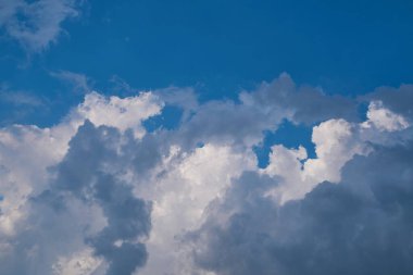 Uçsuz bucaksız mavi gökyüzünde yumuşak bulutlar