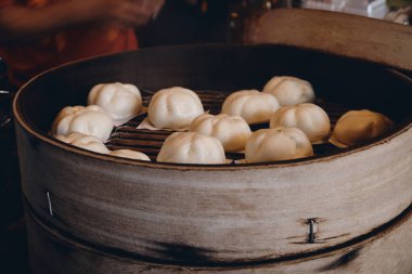 Buğulanmış çörekler ahşap topuz içinde