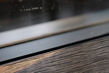 Pencerenin yanındaki tahta masa.