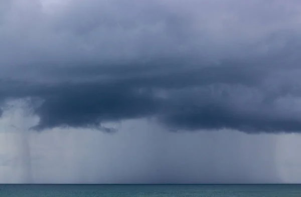Enormes Nuvens Chuvas Estavam Meio Mar Tempo Tempestuoso Nuvens Maciças — Fotografia de Stock