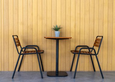 Kafeyi ya da küçük bir restoranı dekore etmek. Evde ya da arka bahçede rahat bir köşe yaratmak. Kahve dükkanında sandalye ve masa..