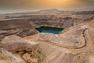 İsrail 'in güneyindeki Timna Park' taki gizli gölde su dolu eski bir bakır madeninde büyük bir krater.
