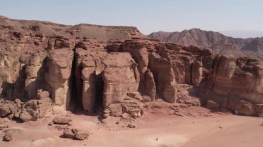 Kırmızı kumtaşı tepeleri. Timna Vadisi 'ndeki Kral Solomons Sütunları.