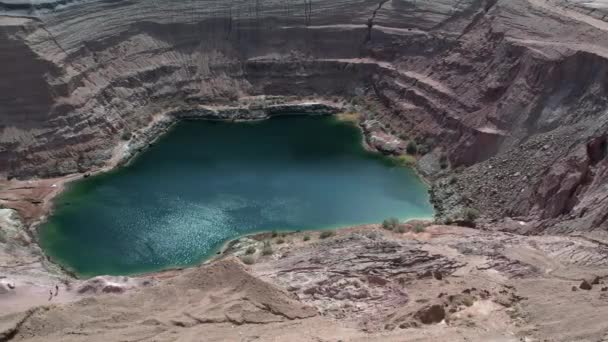 イスラエル南部のティムナ公園の隠された湖の水でいっぱいの古い銅の採石場の巨大なクレーター — ストック動画