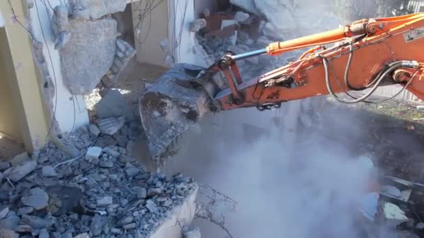 Desmontaje Una Casa Excavadora Demoliendo Cuarteles Para Nuevo Proyecto Construcción — Vídeos de Stock