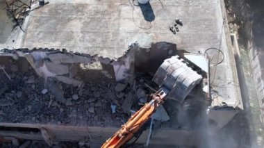 Bir evin sökülmesi. Kazıcı yeni bir inşaat projesi için barakaları yıkıyor. 