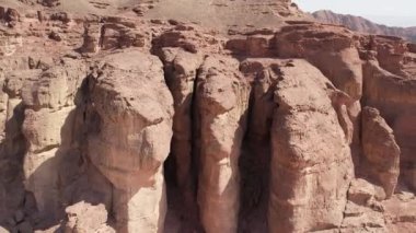 Kırmızı kumtaşı tepeleri. Timna Vadisi 'ndeki Kral Solomons Sütunları.