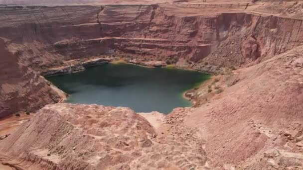 Cráter Masivo Una Antigua Cantera Cobre Llena Agua Lago Escondido — Vídeos de Stock