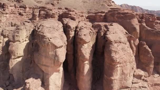 계곡에 솔로몬 기둥들 — 비디오