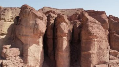 Kırmızı kumtaşı tepeleri. Timna Vadisi 'ndeki Kral Solomons Sütunları.