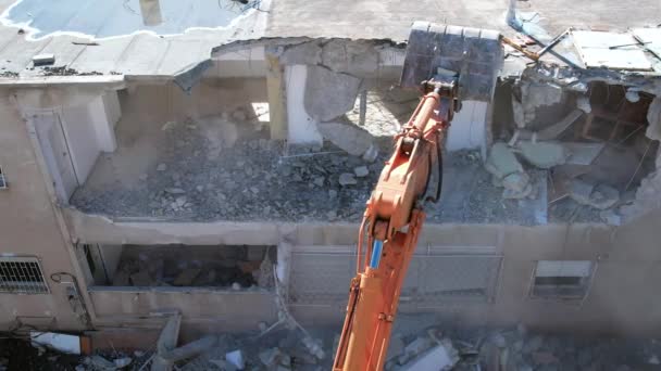 拆掉一座房子 为新建筑工程拆除营房的挖掘机 — 图库视频影像