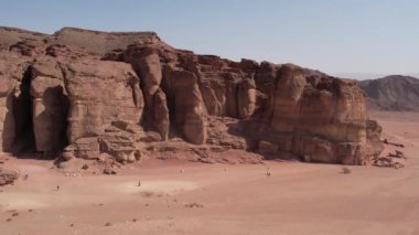 Kırmızı kumtaşı tepeleri. Timna Vadisi 'ndeki Kral Solomons Sütunları.