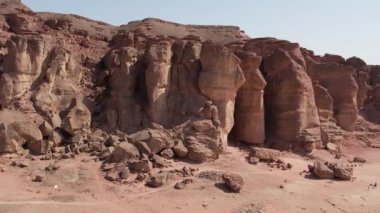 Kırmızı kumtaşı tepeleri. Timna Vadisi 'ndeki Kral Solomons Sütunları.