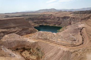 İsrail 'in güneyindeki Timna Park' taki gizli gölde su dolu eski bir bakır madeninde büyük bir krater.