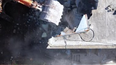 Bir evin sökülmesi. Kazıcı yeni bir inşaat projesi için barakaları yıkıyor. 