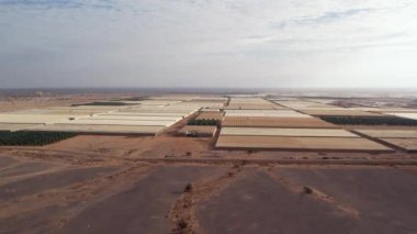 Negev Çölü 'ndeki sera ve tarım arazilerinin, Güney İsrail' deki tarım ve gıda üretiminin insansız hava aracı görüntüleri.. 