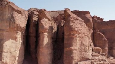Kırmızı kumtaşı tepeleri. Timna Vadisi 'ndeki Kral Solomons Sütunları.