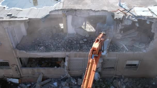 Desmontaje Una Casa Excavadora Demoliendo Cuarteles Para Nuevo Proyecto Construcción — Vídeos de Stock