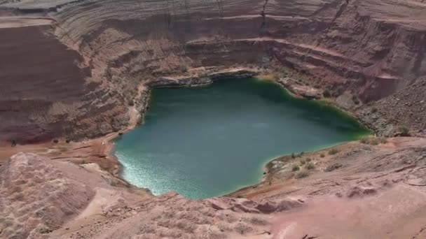 Massiver Krater Einem Alten Kupferbruch Voller Wasser Versteckten See Timna — Stockvideo