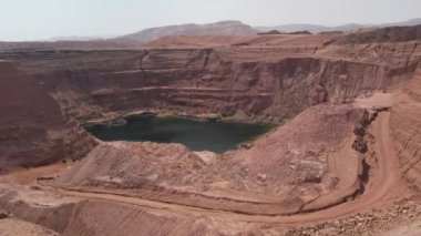 İsrail 'in güneyindeki Timna Park' taki gizli gölde su dolu eski bir bakır madeninde büyük bir krater.